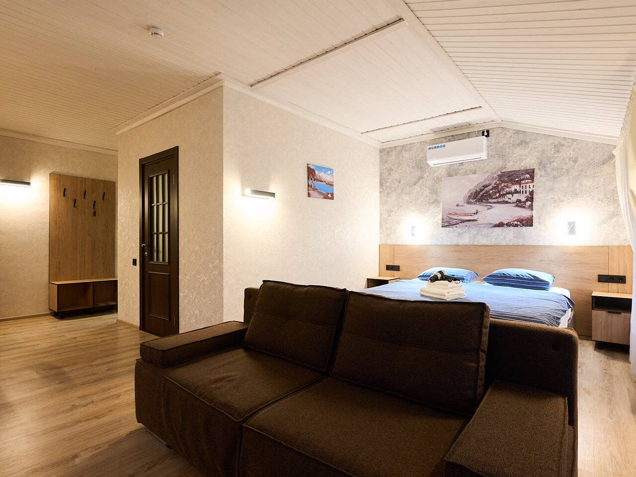 Двухместный номер с большой кроватью или двумя односпальными кроватями КОМФОРТ ПЛЮС